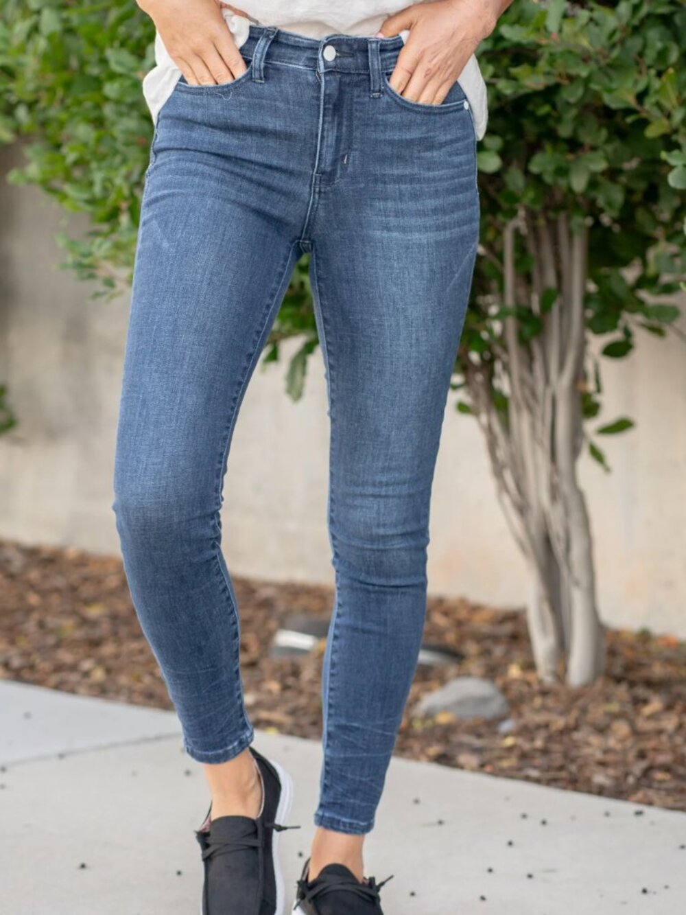 JUDY BLUE Mid Rise Dark Wash Skinny Jeans | Size: 0/24